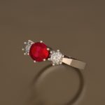 solitaire trilogy 1 rubis oval 2 diamants ronds